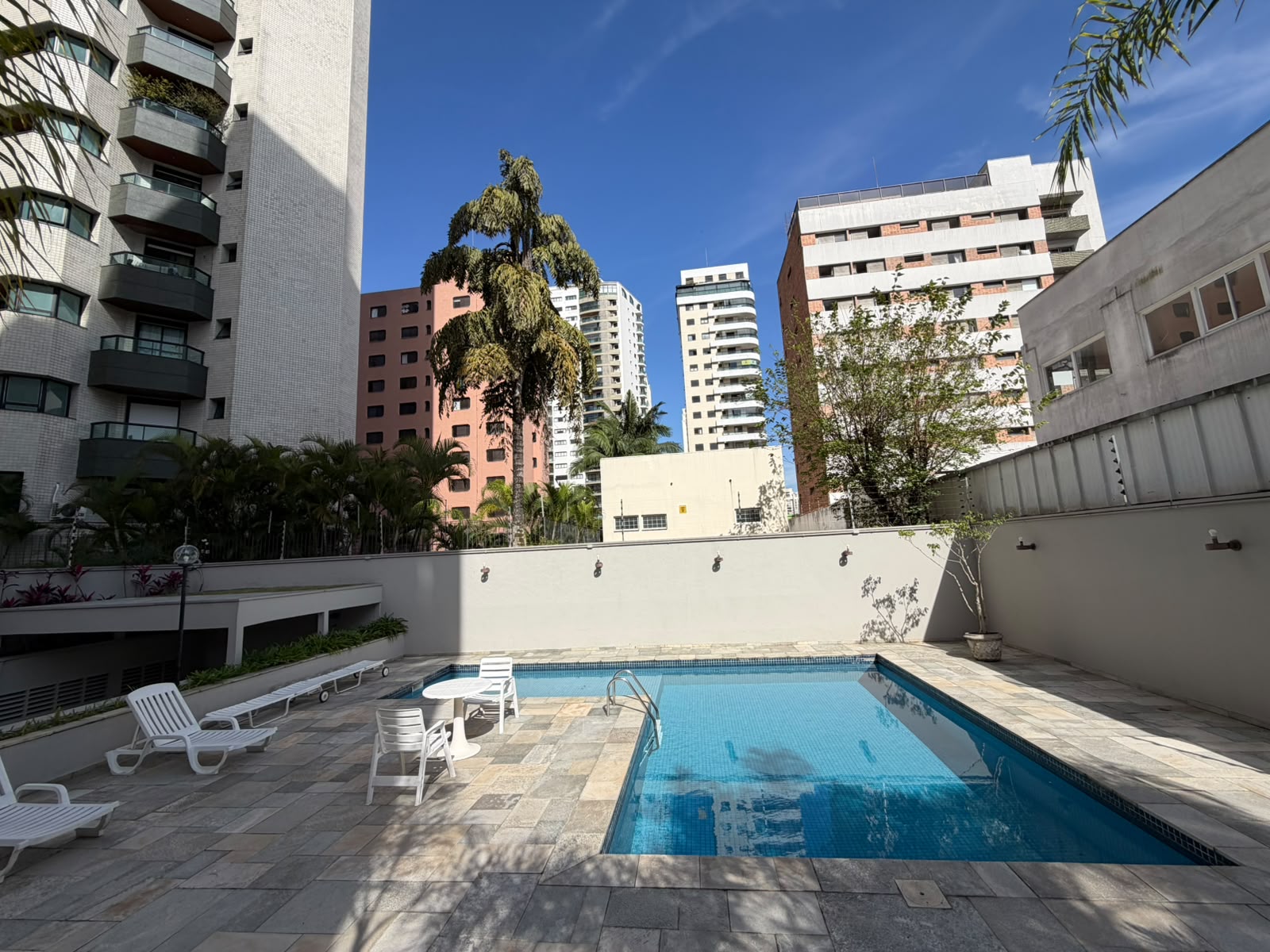 Piscina externa do Villa Tivoli com espreguiçadeiras